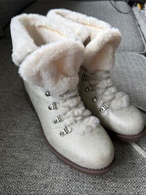 Portland Boot Company Women's Madeline Faux Fur Hiker Boot Cream Metallic Size 9